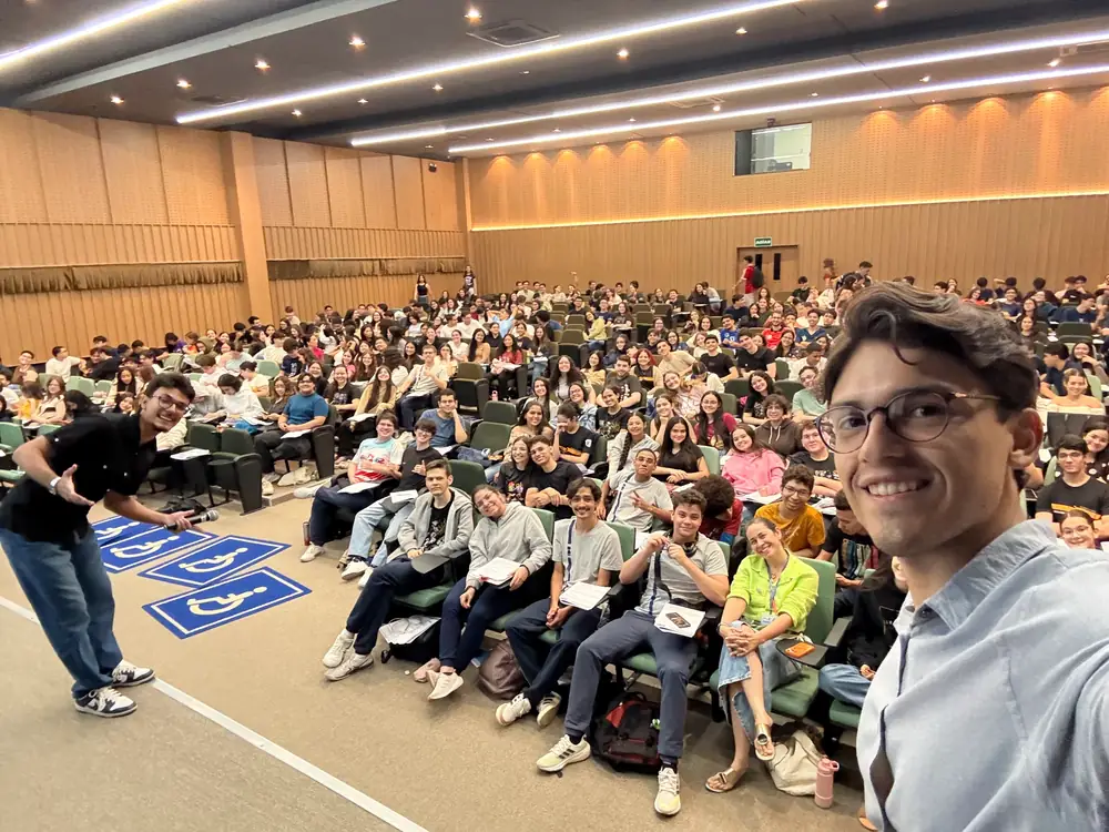 Manoel em selfie com auditório lotado de alunos
