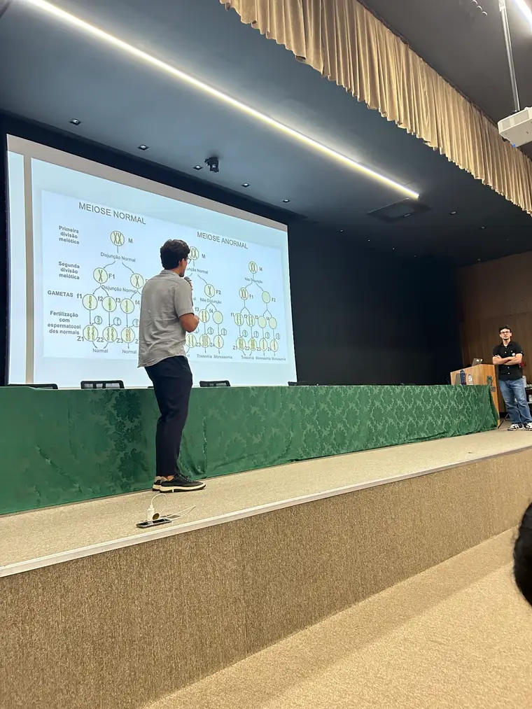 Manoel dando aula de meiose no auditório