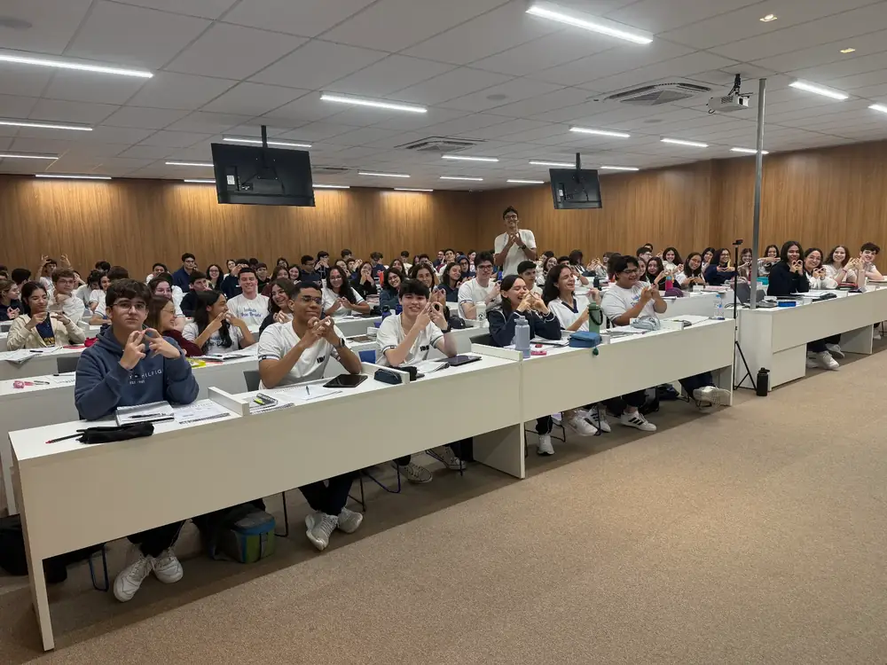Turma grande fazendo coração com as mãos