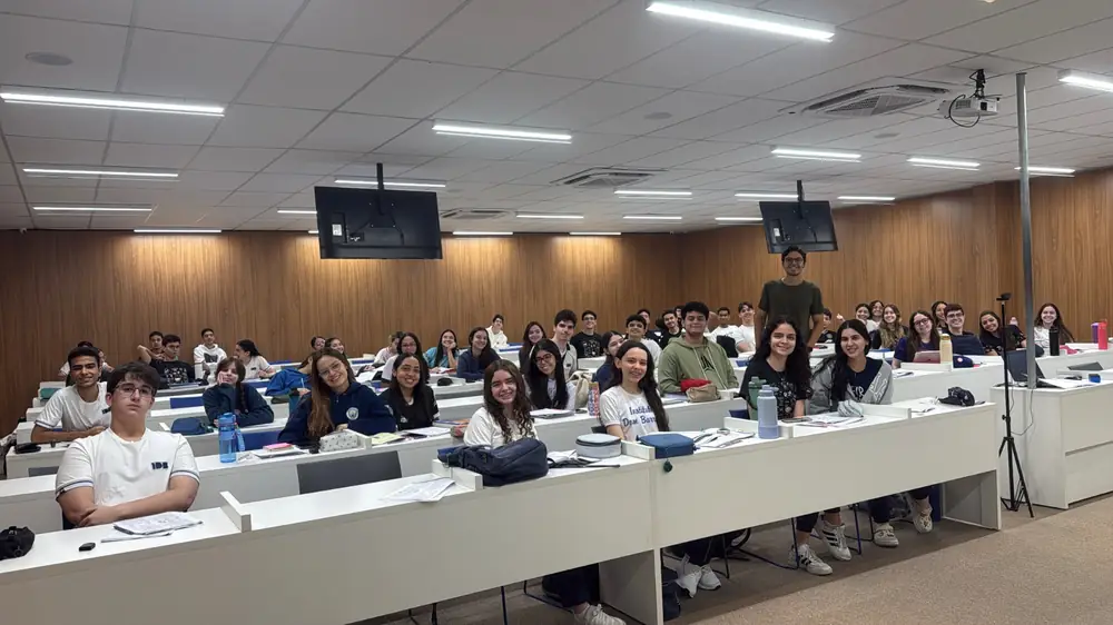 Manoel com turma em sala de aula