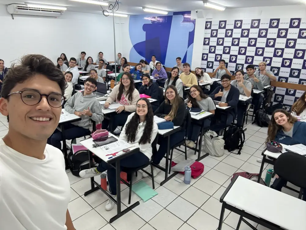 Manoel em selfie com turma em sala