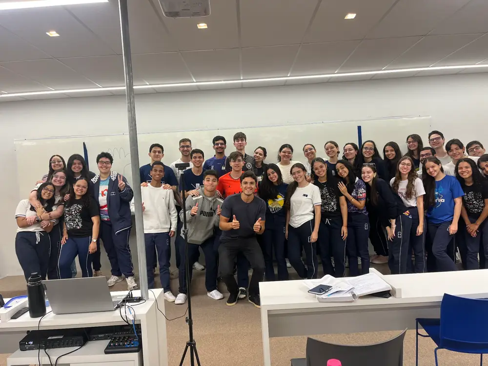 Manoel com turma reunida após a aula